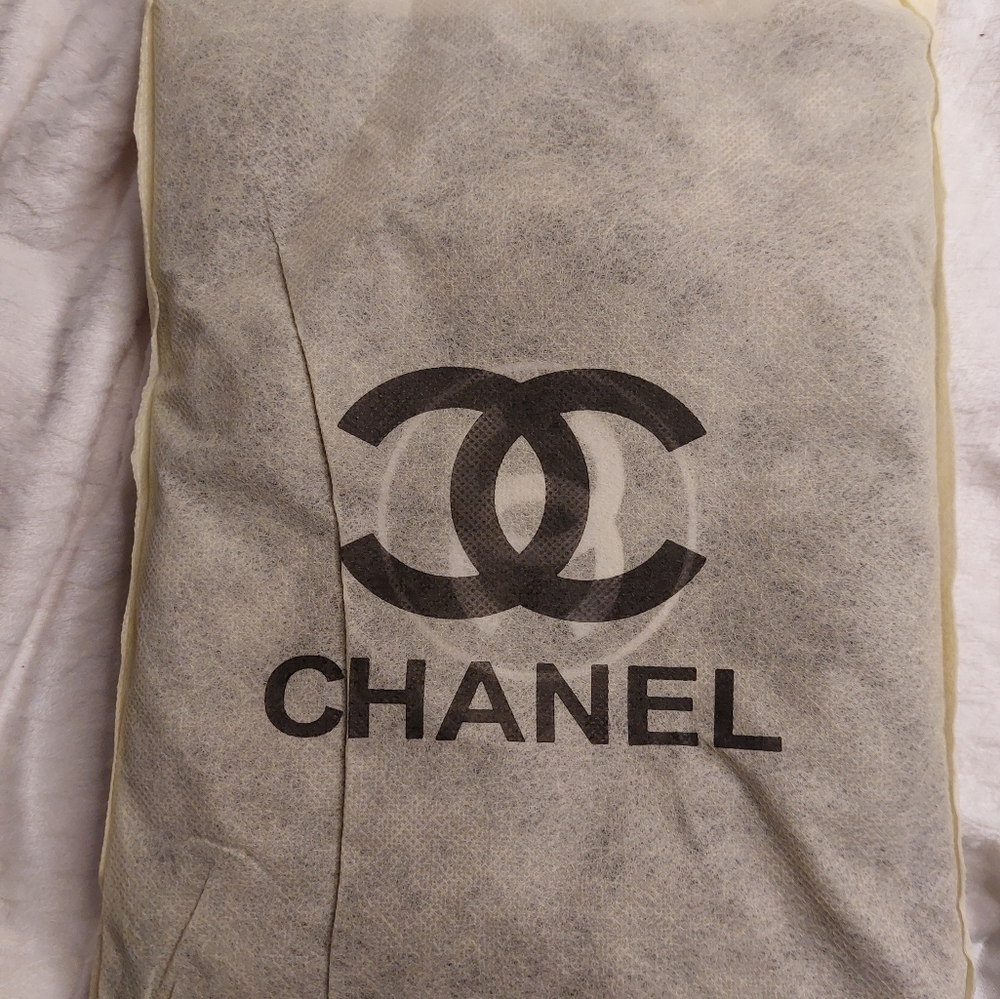 CHANEL Cream and Black Logo Protective Dust Cover - Picture 2 of 11
